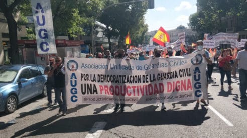 Miles de guardias civiles exigen al ministro del Interior igualdad de derechos con los cuerpos policiales