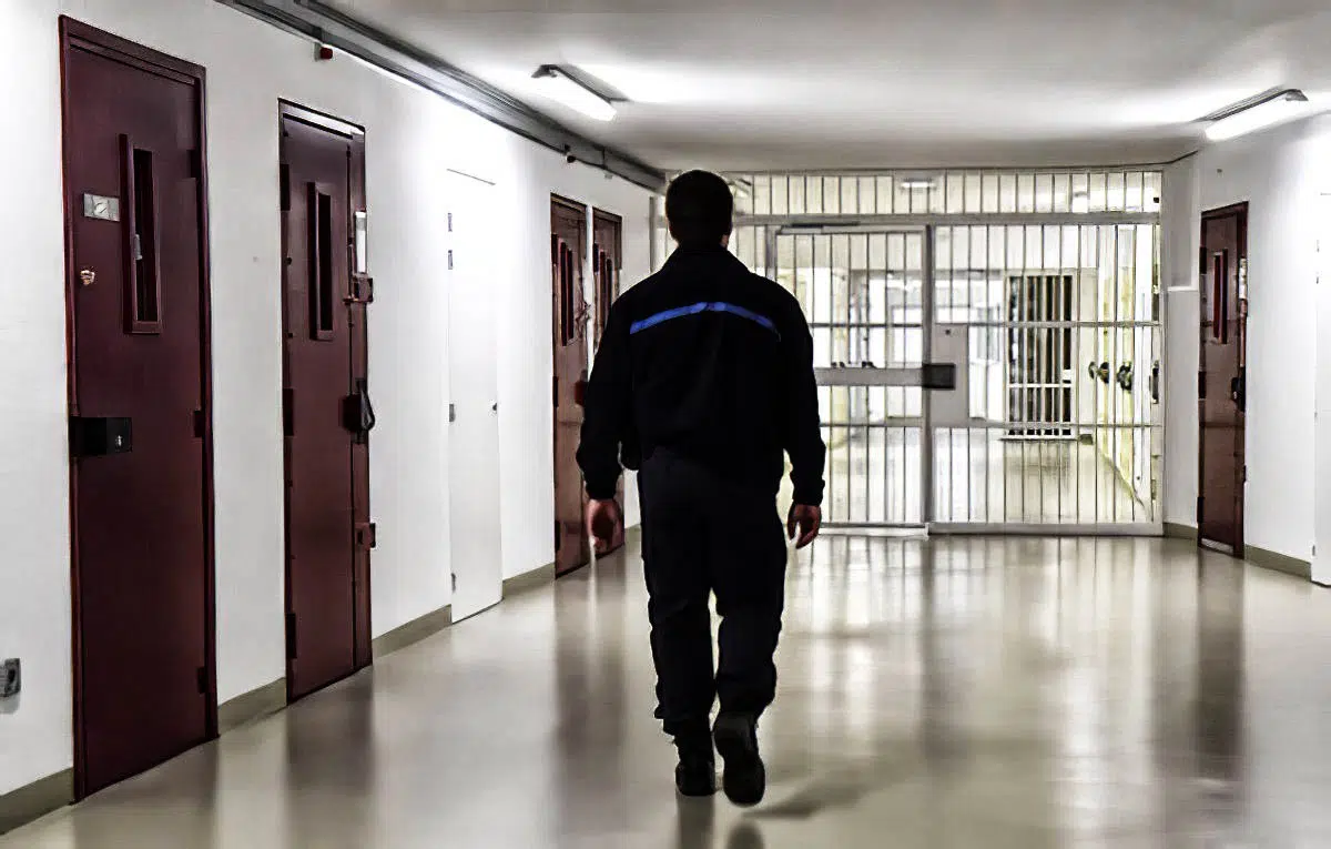 El TSXG confirma 4 años de suspensión de funciones a un funcionario de prisiones por ejercer como abogado  