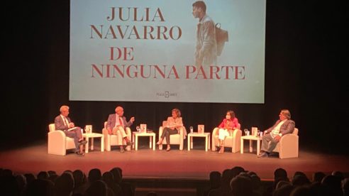 Margarita Robles, «talismán» de Julia Navarro, presenta «De ninguna parte», el último libro de la escritora