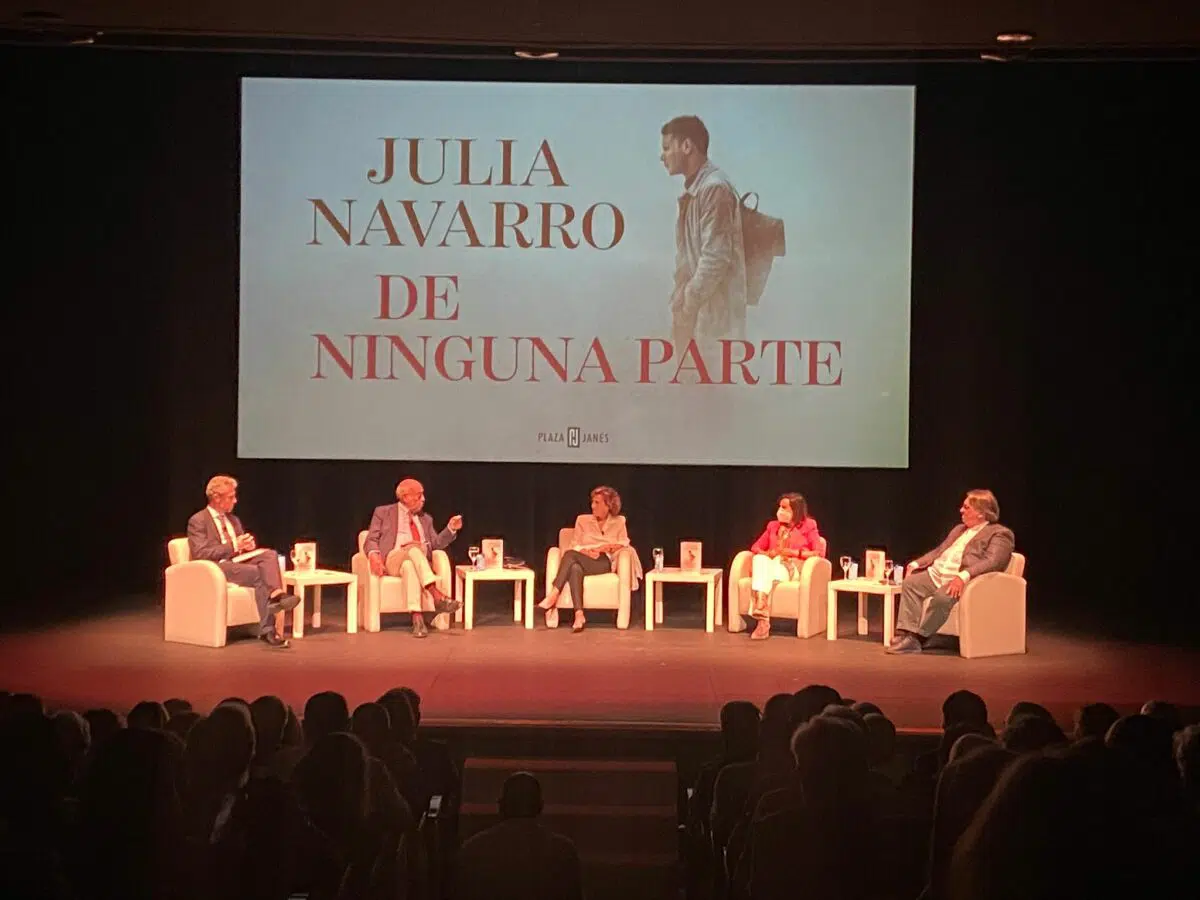 Margarita Robles, «talismán» de Julia Navarro, presenta «De ninguna parte», el último libro de la escritora
