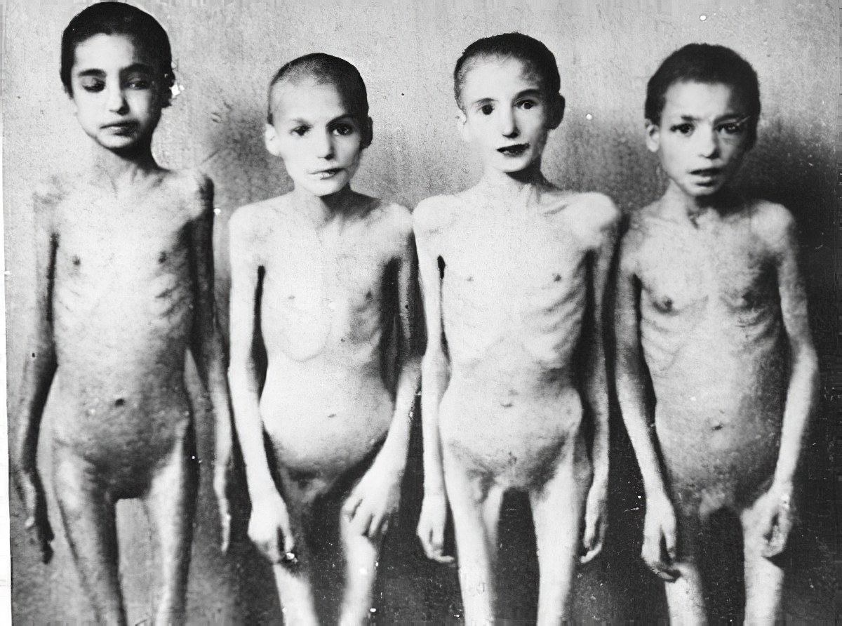 Niños víctimas de los experimentos de Mengele. Foto tomada en el estudio fotográfico de Auschwitz. Fuente: Memorial and Museum Auschwitz-Birkenau.