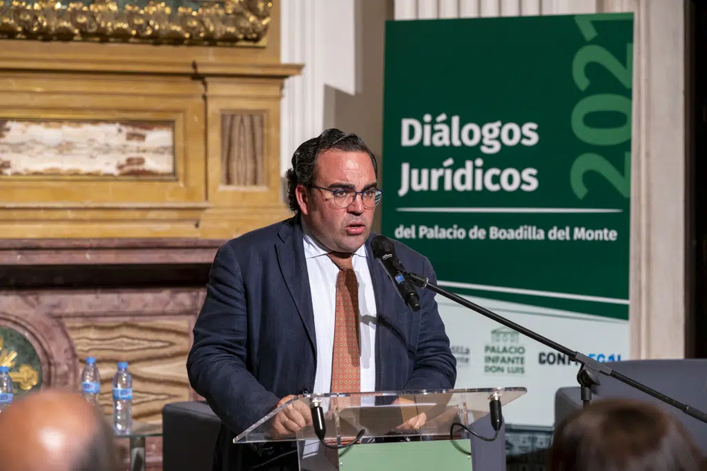 El alcalde de Boadilla del Monte inauguró esta serie de conferencias-debates titulada "Diálogos Jurídicos". Foto: LetsPicYou Producciones.