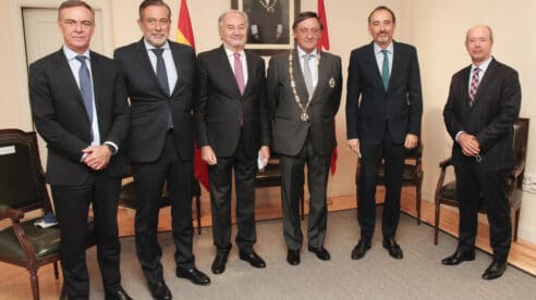Gabriel María de Diego, decano de los procuradores madrileños, recibe la Cruz de Honor de San Raimundo de Peñafort
