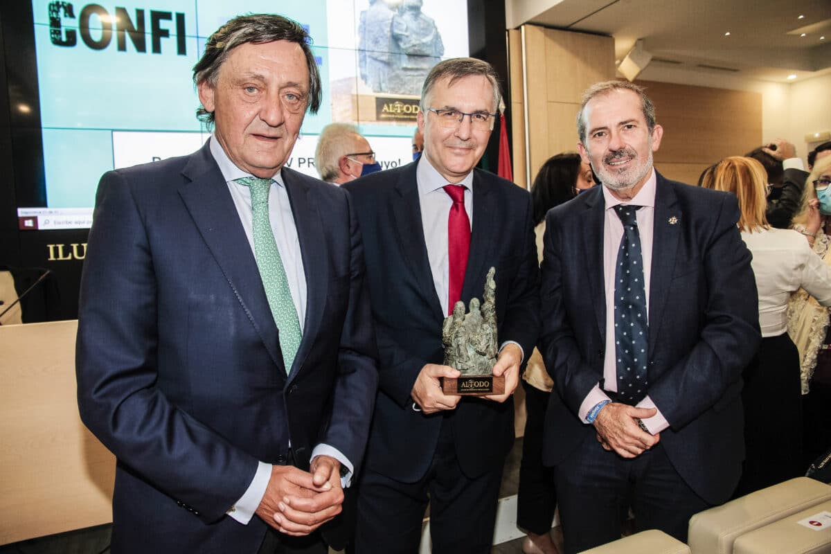 Gabriel María de Diego Quevedo, decano del Colegio de Procuradores de Madrid, Carlos Berbell, y Francisco Javier Lara, decano emérito del Colegio de Abogados de Málaga. Foto: Rosalina Moreno.