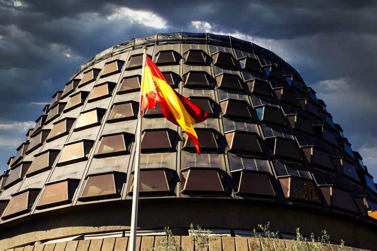 El Constitucional suspende por unanimidad la iniciativa de independencia del Parlament de Cataluña