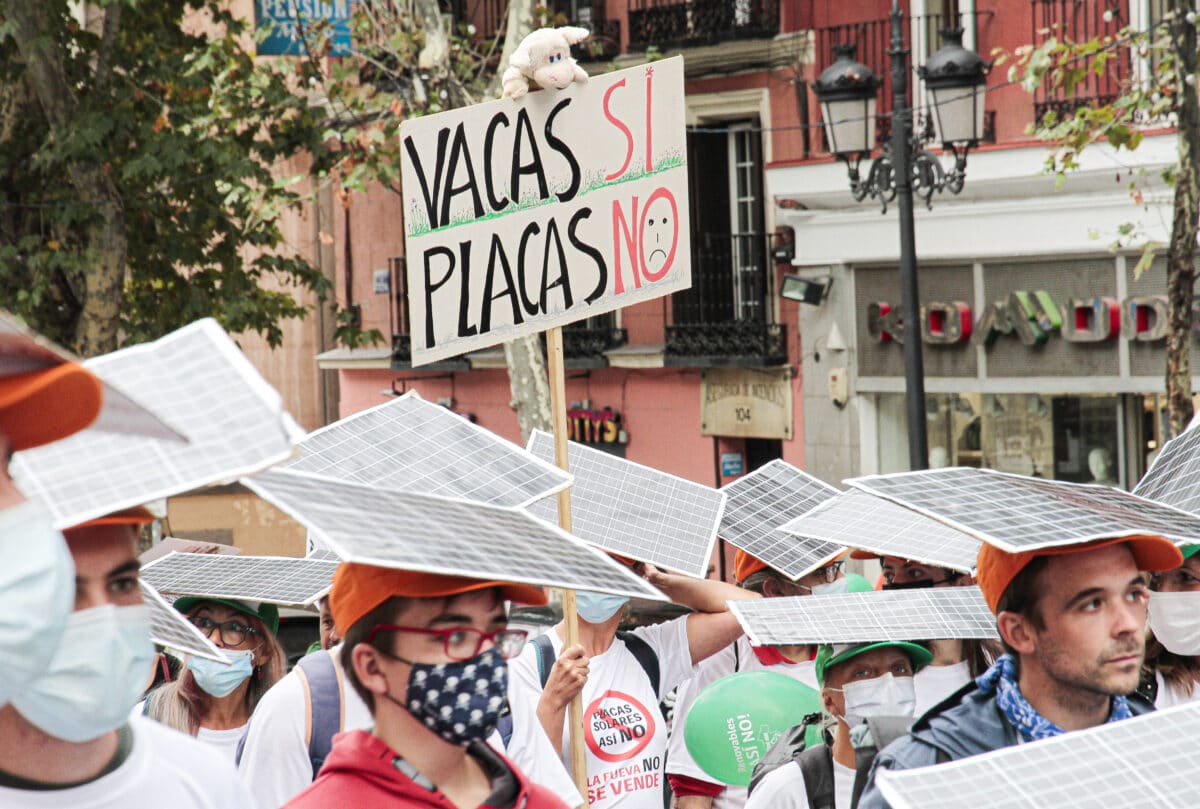 Casi 200 asociaciones y plataformas ciudadanas de toda España protestan en Madrid contra los megaproyectos de renovables en zonas rurales