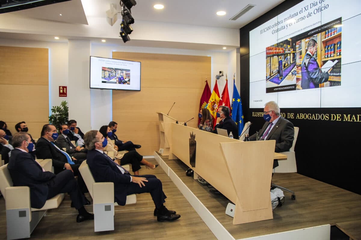 Durante el acto, Juan Manuel Mayllo, presidente de ALTODO, y Virginia de la Cruz, vicepresidenta de esta Asociación, desgranaron las razones, haciendo un repaso a las publicaciones del medios, por las que Confilegal era acreedor de este premio. Foto: Rosalina Moreno/Confilegal.