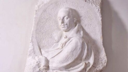 ¿Dónde está el medallón-escudo de mármol del Rey Alfonso XIII que presidió hasta 1931 el Salón de Plenos del Supremo?