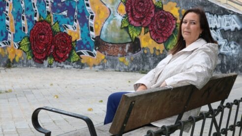 Maite Araluce, presidenta de AVT, recibe por correo la medalla de reconocimiento civil que se entrega a las víctimas de terrorismo