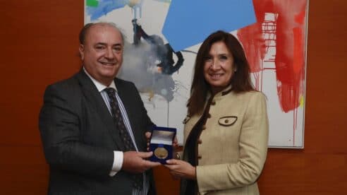 Auxiliadora Borja, galardonada con la medalla de la Unión Internacional de Abogados