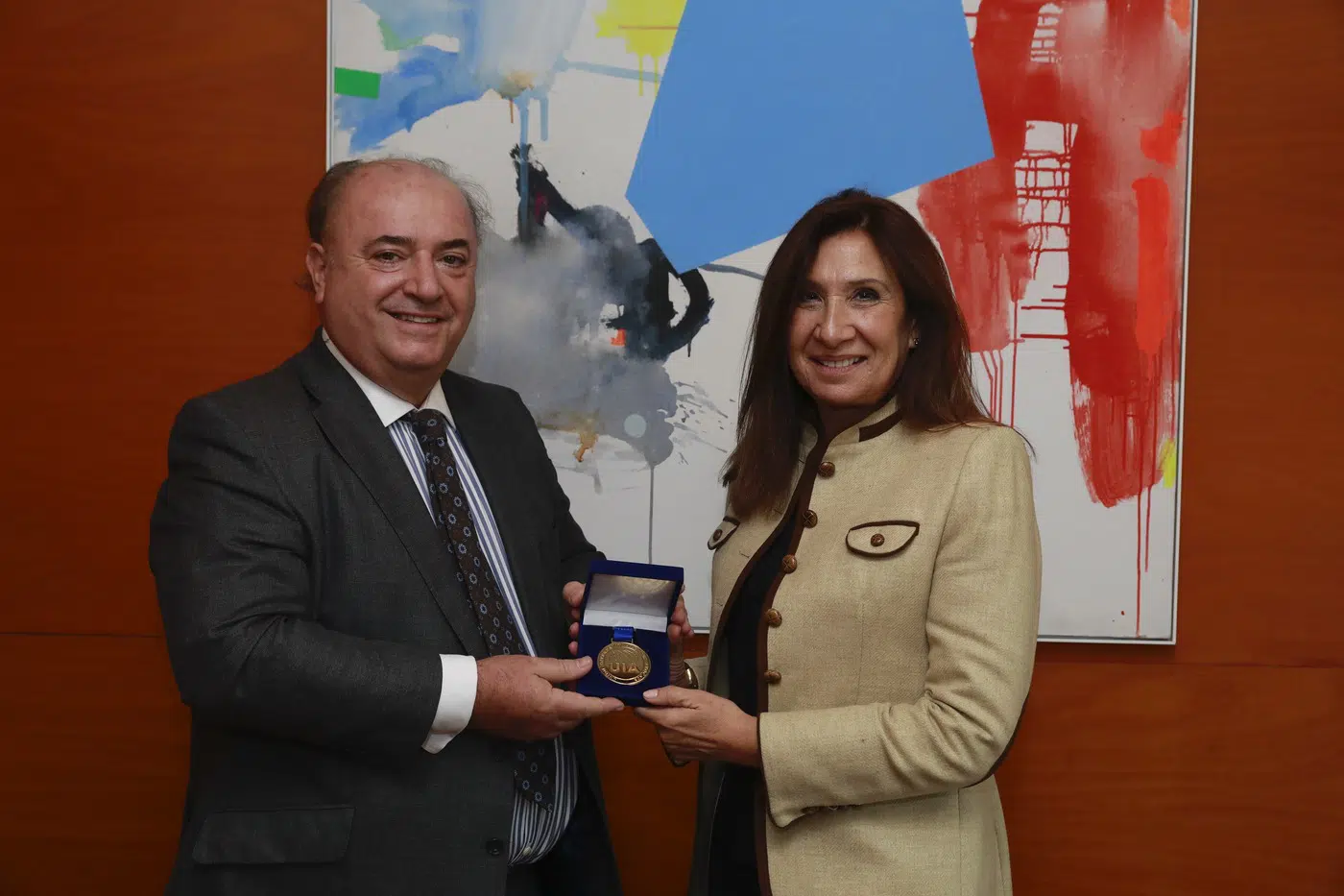 Auxiliadora Borja, galardonada con la medalla de la Unión Internacional de Abogados
