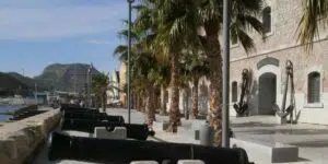 Condenan a un menor que pintó la fachada del Museo Naval de Cartagena (Murcia) a 100 horas de limpieza de grafitis