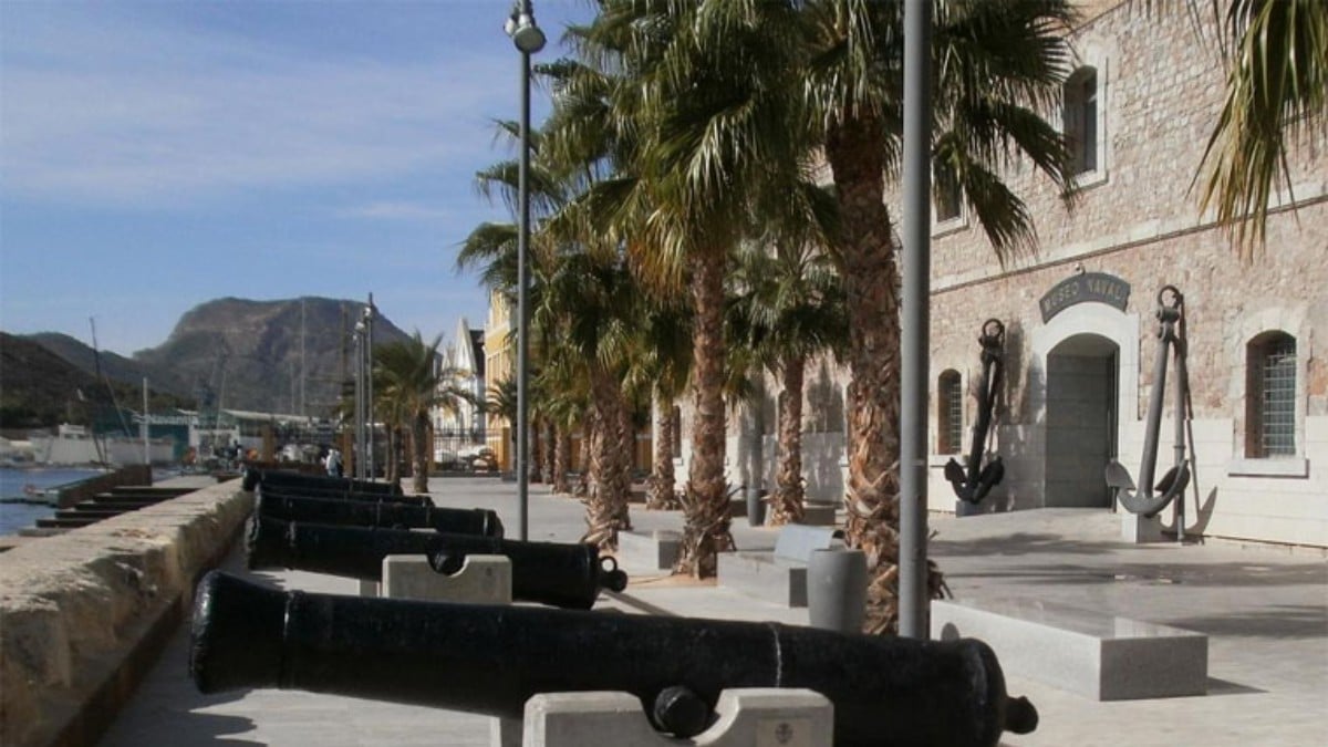 Condenan a un menor que pintó la fachada del Museo Naval de Cartagena (Murcia) a 100 horas de limpieza de grafitis