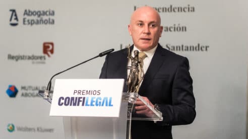 Ovación de más de cuatro minutos de los asistentes en pie al Colegio de Abogados de La Palma tras recibir el Premio Confilegal al Compromiso