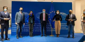 Cs pide a la Comisión Europea que investigue la discriminación a quien quiere estudiar en español en Cataluña tras el acoso a la familia de Canet de Mar