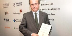 Javier Junceda da a la luz "Juristas asturianos", una obra que identifica a todos los grandes juristas del Principado