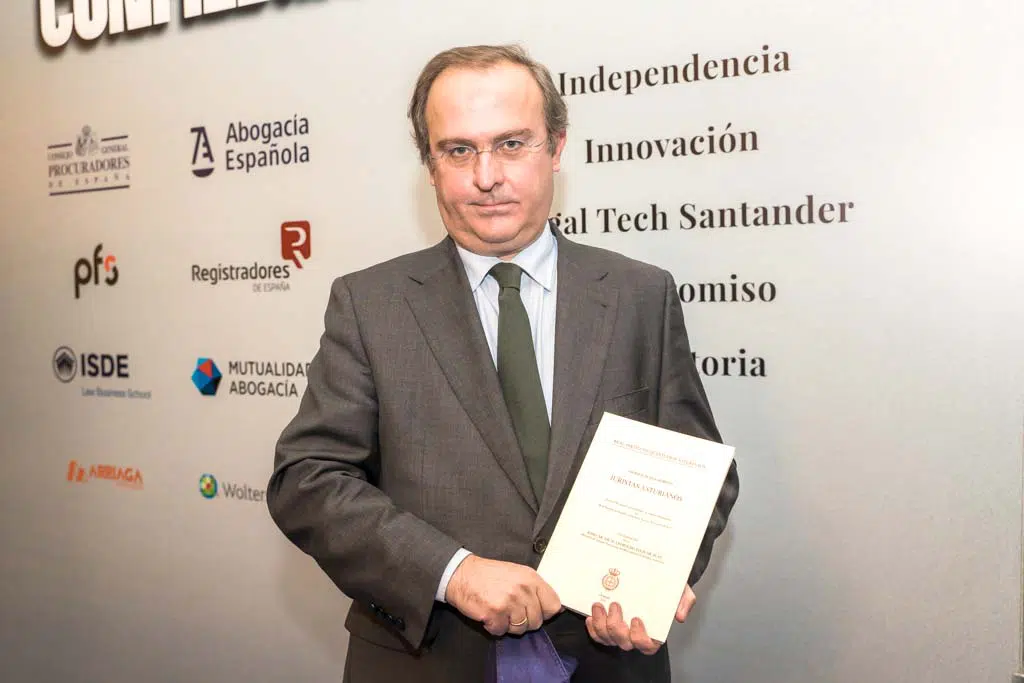 Javier Junceda da a la luz «Juristas asturianos», una obra que identifica a todos los grandes juristas del Principado