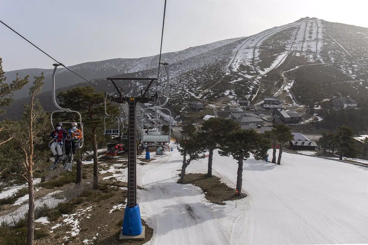 El TSJ de Castilla y León rechaza paralizar cautelarmente la actividad de la estación de esquí de Navacerrada