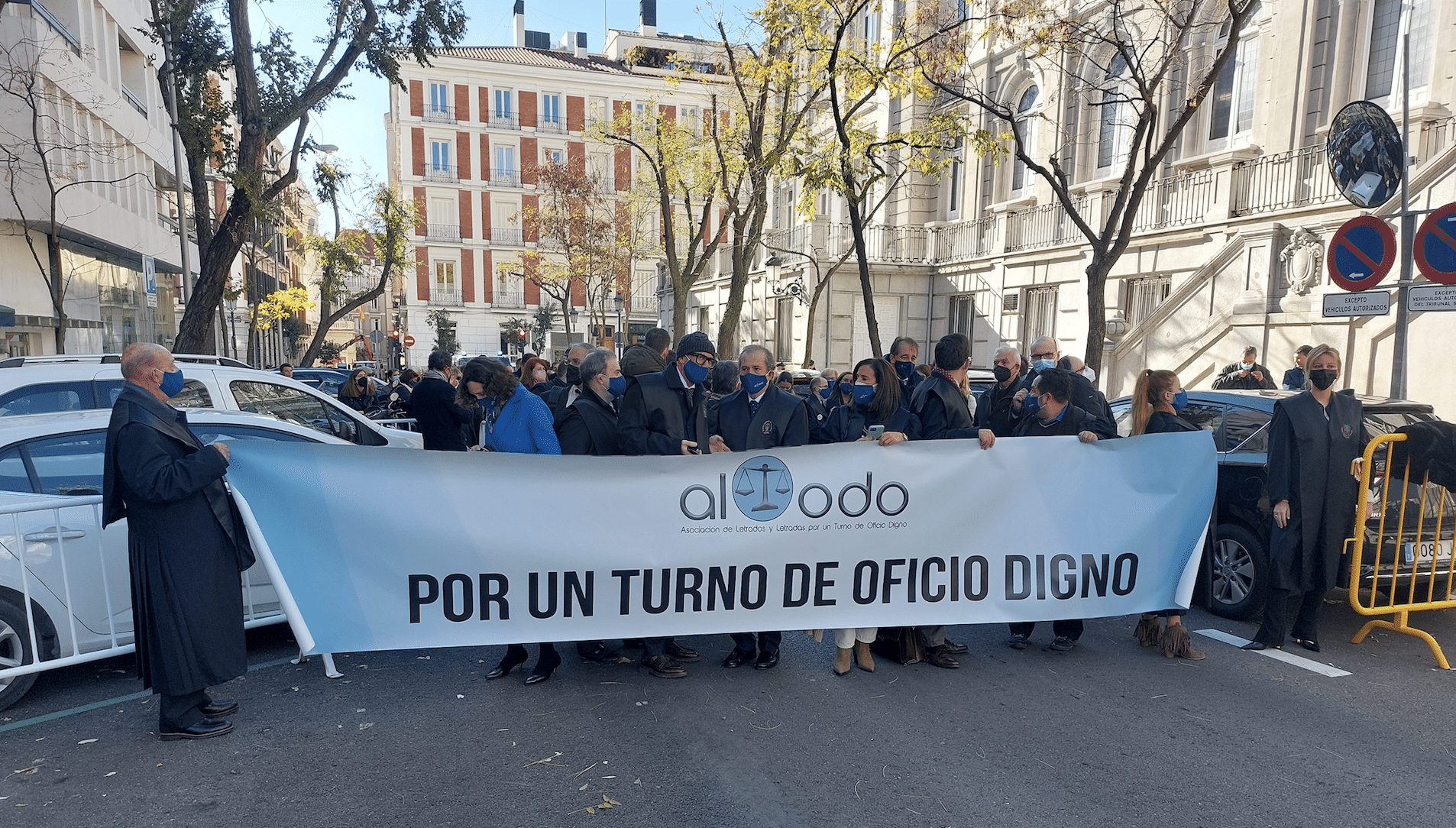 Abogados del turno de oficio se manifiestan en apoyo al exdecano del Colegio de Málaga