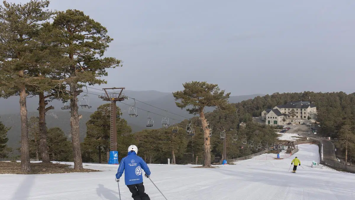 El TSJ de Castilla y León deniega la paralización cautelar de la actividad en la estación de esquí de Navacerrada como pedía el Gobierno