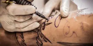 La Justicia concluye que las cicatrices de un tatuaje eliminado no pueden considerarse como causa de exclusión para el acceso a la Guardia Civil