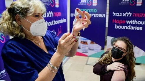 Un ensayo israelí, el primero del mundo, concluye que la cuarta dosis «no es suficiente» contra Ómicron