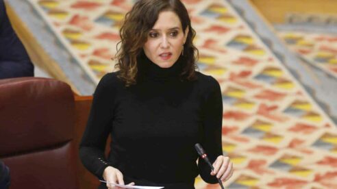 Ayuso declara la guerra a la burocracia con su Ley de Mercado Abierto para facilitar la vida a las empresas
