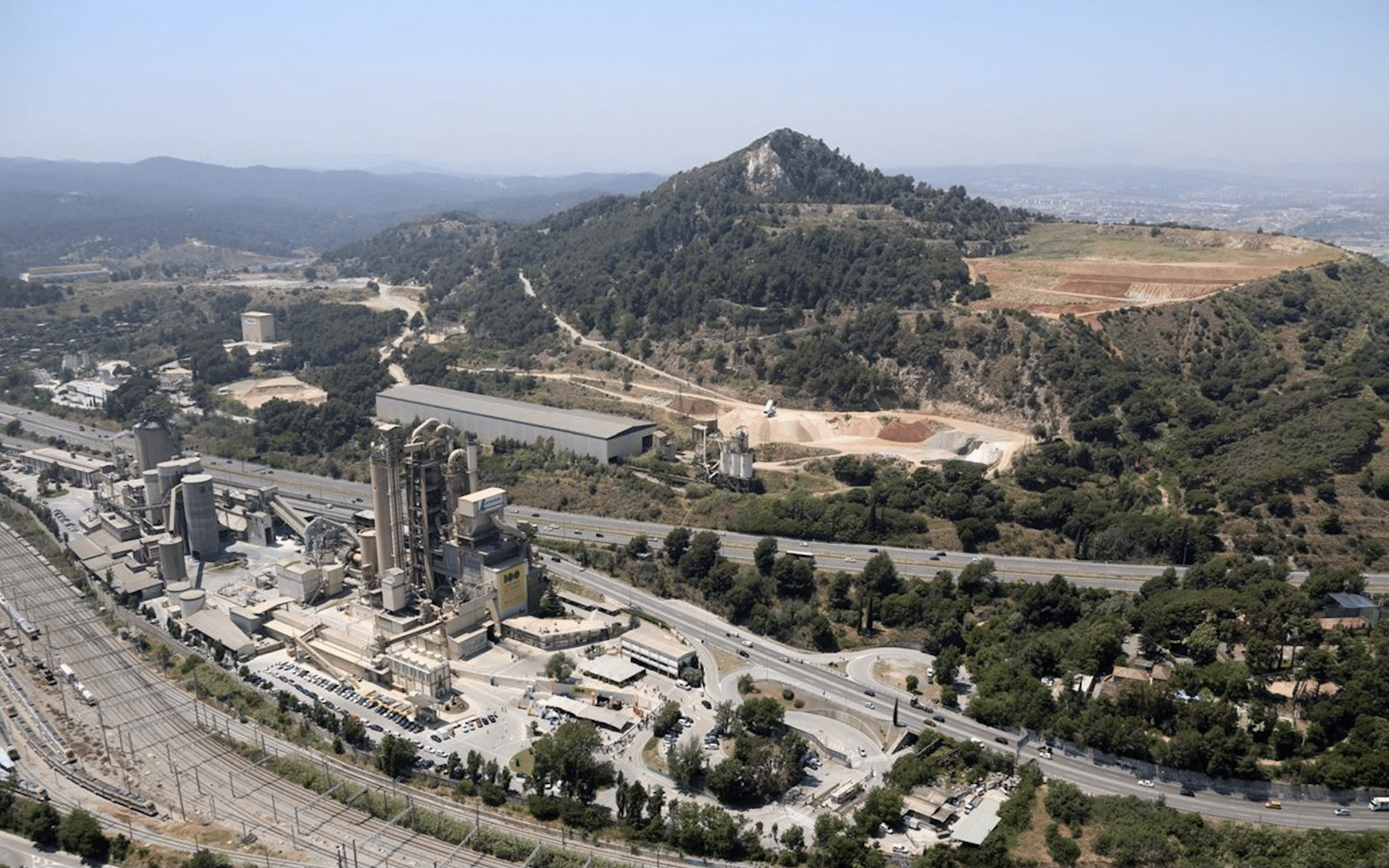 El TSJ de Cataluña anula la licencia ambiental de la cementera de Montcada