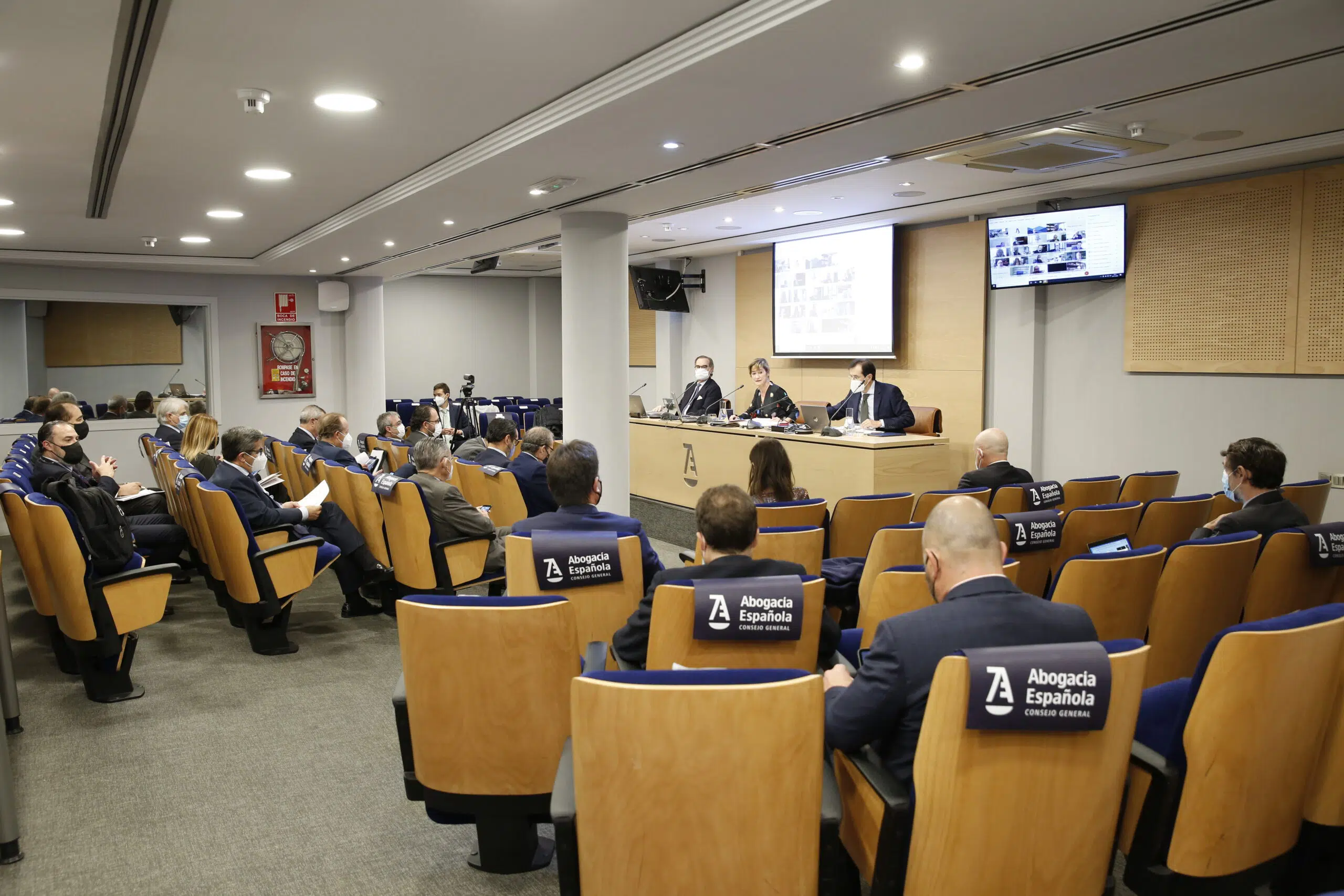 Dieciséis exdecanos de colegios de abogados se postulan para las diez plazas vacantes de consejeros del CGAE
