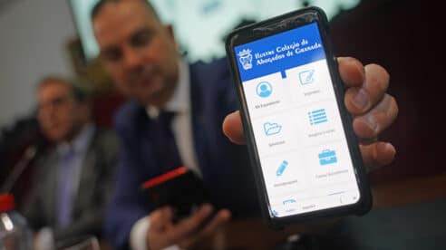 El Colegio de Abogados de Granada facilita a sus colegiados una App que permite hacer casi todo desde el móvil