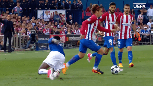 Supremo confirma condena a 1 año 9 meses de cárcel a un policía local de Madrid que agredió a dos hinchas rojiblancos en un bar