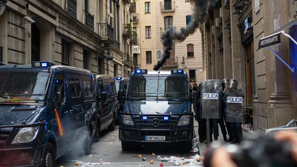 La Audiencia de Barcelona absuelve a dos policías nacionales acusados de agredir a un detenido tras una manifestación antifascista