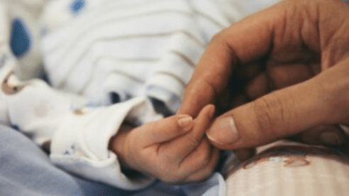 Un juzgado de Bilbao reconoce a una madre soltera el derecho a sumar los permisos de maternidad y paternidad