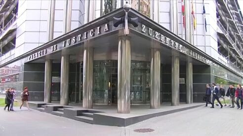 Una juez investiga en Vitoria al director general de la Policía, al jefe de Personal y a tres excomisarios provinciales