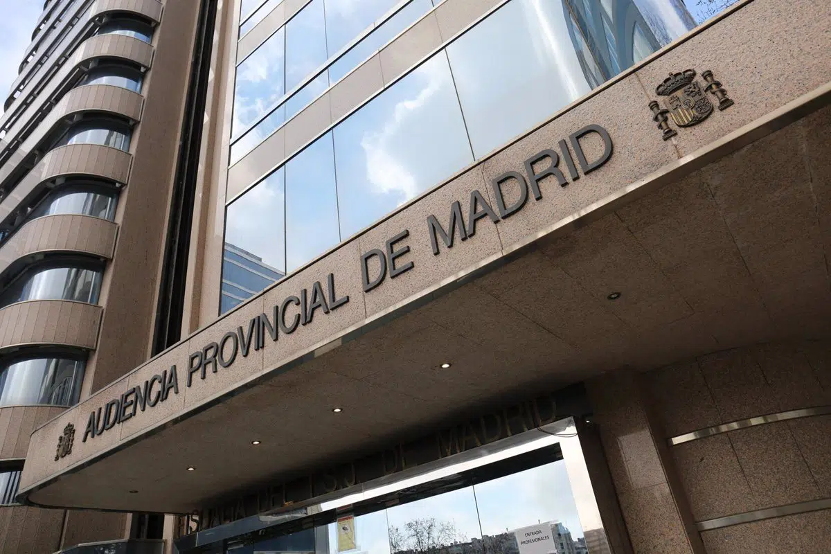La Audiencia Provincial de Madrid absuelve a un hombre de una estafa que llevó a una mujer a pedir créditos de más de 30.000 euros