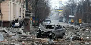 Imagen de una calle de las afueras de Kiev devastada por las bombas