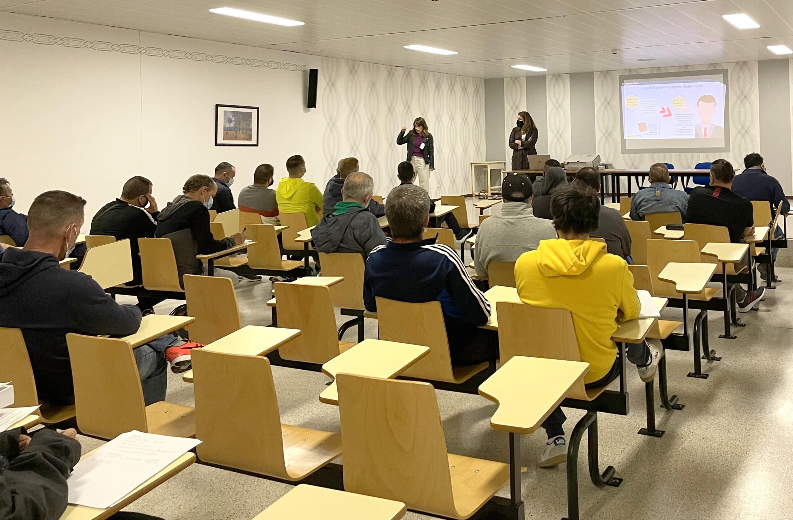 Justicia e Instituciones Penitenciarias enseñan a los presos cómo cancelar sus antecedentes penales
