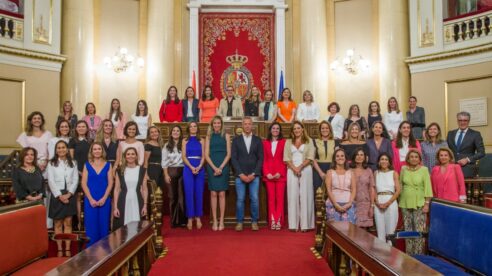 Las 40 elegidas por WLW y Santander para su escuela de lideresas recibieron sus diplomas en el Senado