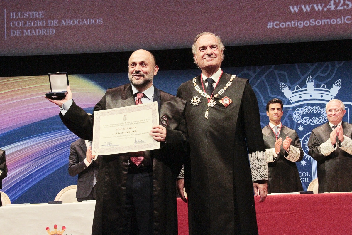 César Pinto Cañón se llevó dos premios: la medalla de oro del ICAM y una gran ovación en pie por parte de sus compañeros