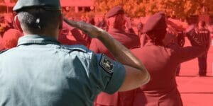 Insultar a un superior en la guardia civil y cogerle de la pechera son 8 meses de cárcel