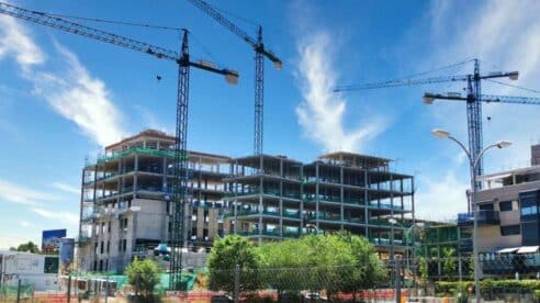 9 constructoras advierten a Almeida de que el alza de precios pone en peligro 1.000 viviendas sociales 