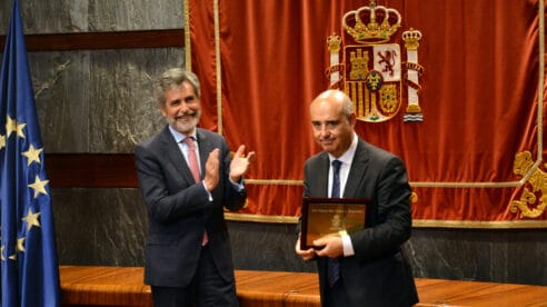 El magistrado Javier Hernández García recibe el premio del Foro Justicia y Discapacidad