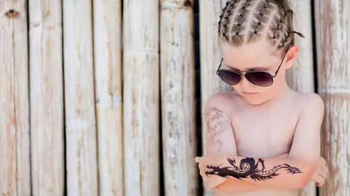 ¿Qué hacer si un progenitor permite el tatuaje del hijo sin el consentimiento del otro progenitor?