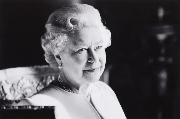 La reina Isabel II de Inglaterra muere plácidamente en Balmoral, Escocia, tras más de 70 años de reinado