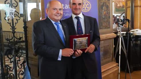El Rotary Club Sevilla Corporate nombra a Mario Conde rotario honorario