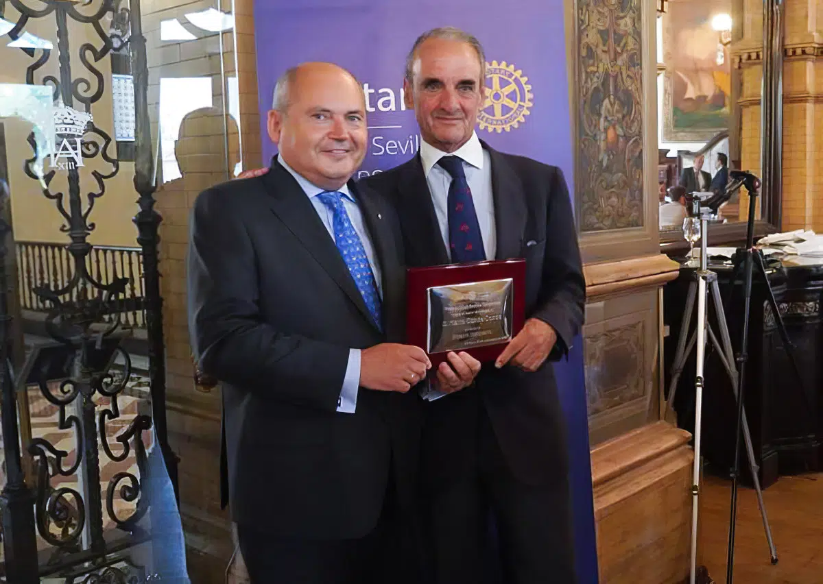 El Rotary Club Sevilla Corporate nombra a Mario Conde rotario honorario