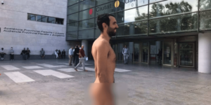 Naturista intenta entrar totalmente desnudo a la Ciutat de la Justicia de Valencia