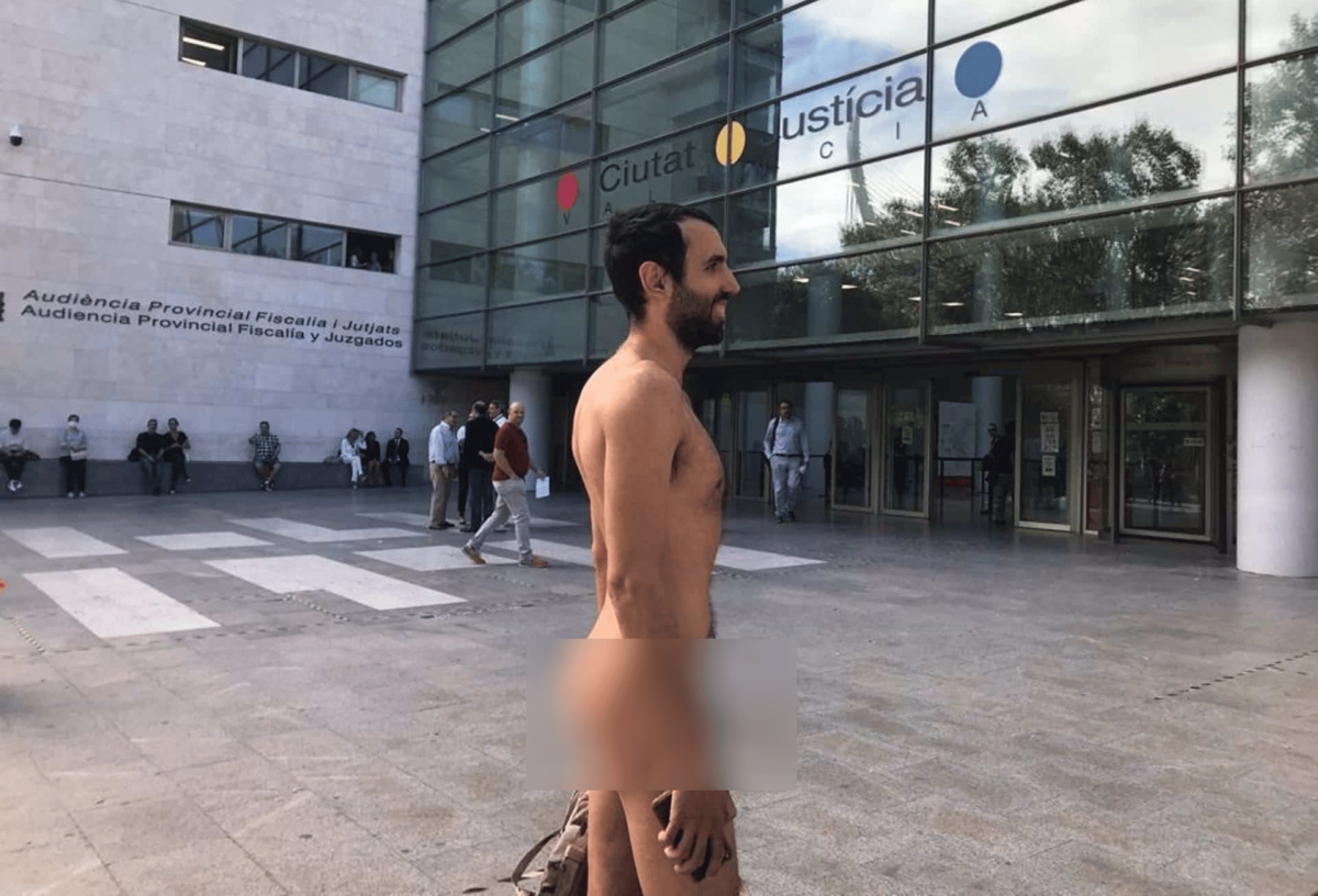 Un naturista acude como Dios lo trajo al mundo a un juicio por una multa por pasear desnudo por la calle