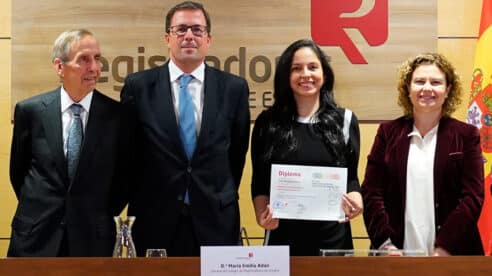 Leslie Rodríguez, Premio Internacional a la mejor investigación aplicada sobre PYME de Registradores y AECA