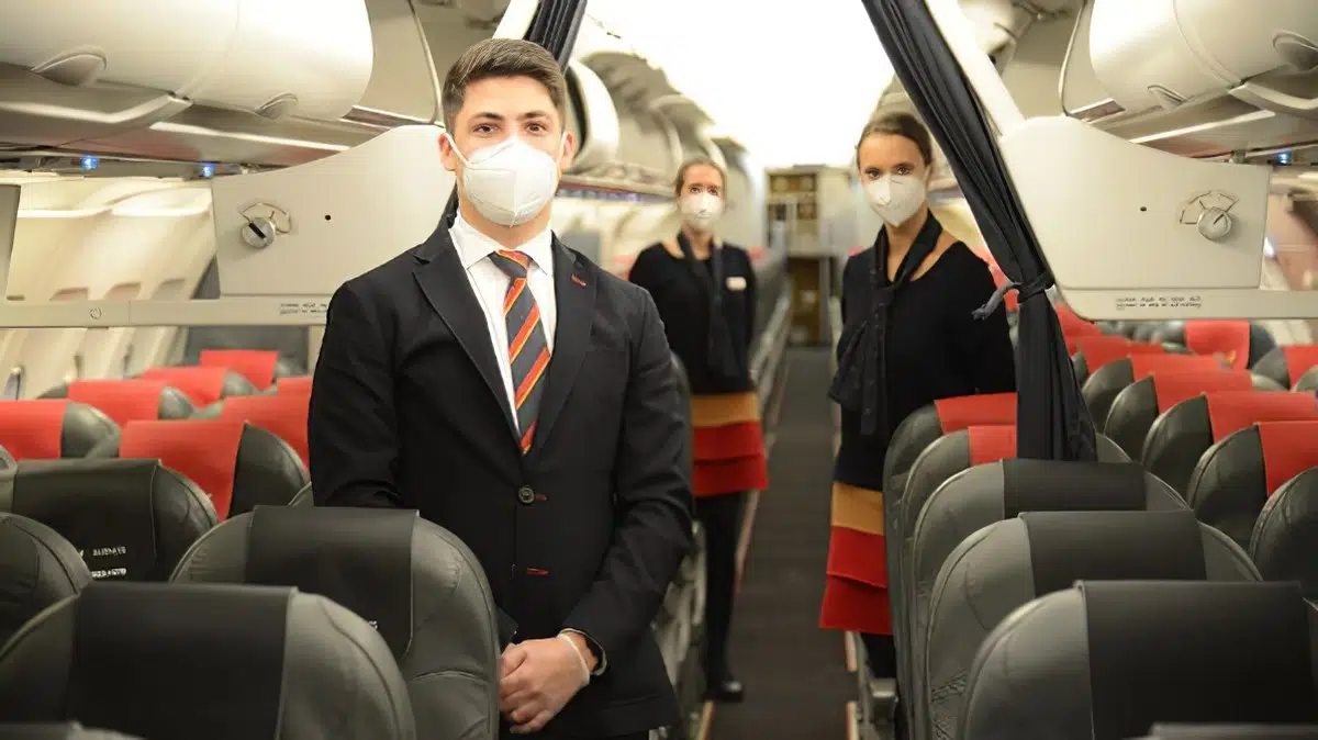 Trabajadores de Iberia demandan a la aerolínea por obligarles a utilizar mascarillas FFP2 en los vuelos